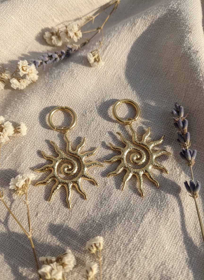 Boucles d'Oreilles Créoles Créateur « Solstice » – Pendentif Soleil & Spirale Doré
