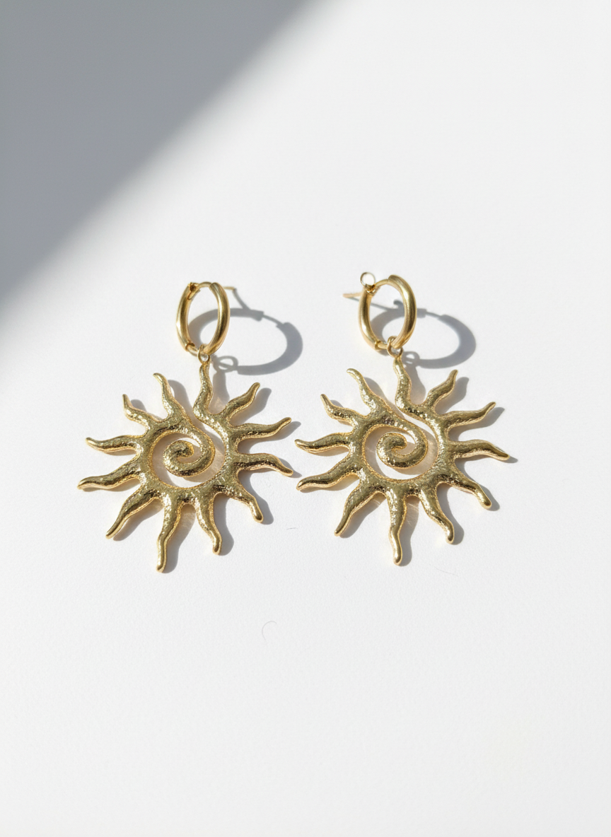 Boucles d'Oreilles Créoles Créateur « Solstice » – Pendentif Soleil & Spirale Doré