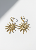 Boucles d'Oreilles Créoles Créateur « Solstice » – Pendentif Soleil & Spirale Doré