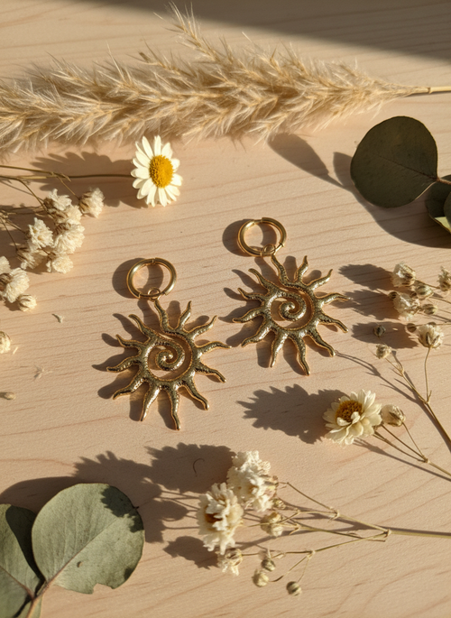 Boucles d'Oreilles Créoles Créateur « Solstice » – Pendentif Soleil & Spirale Doré