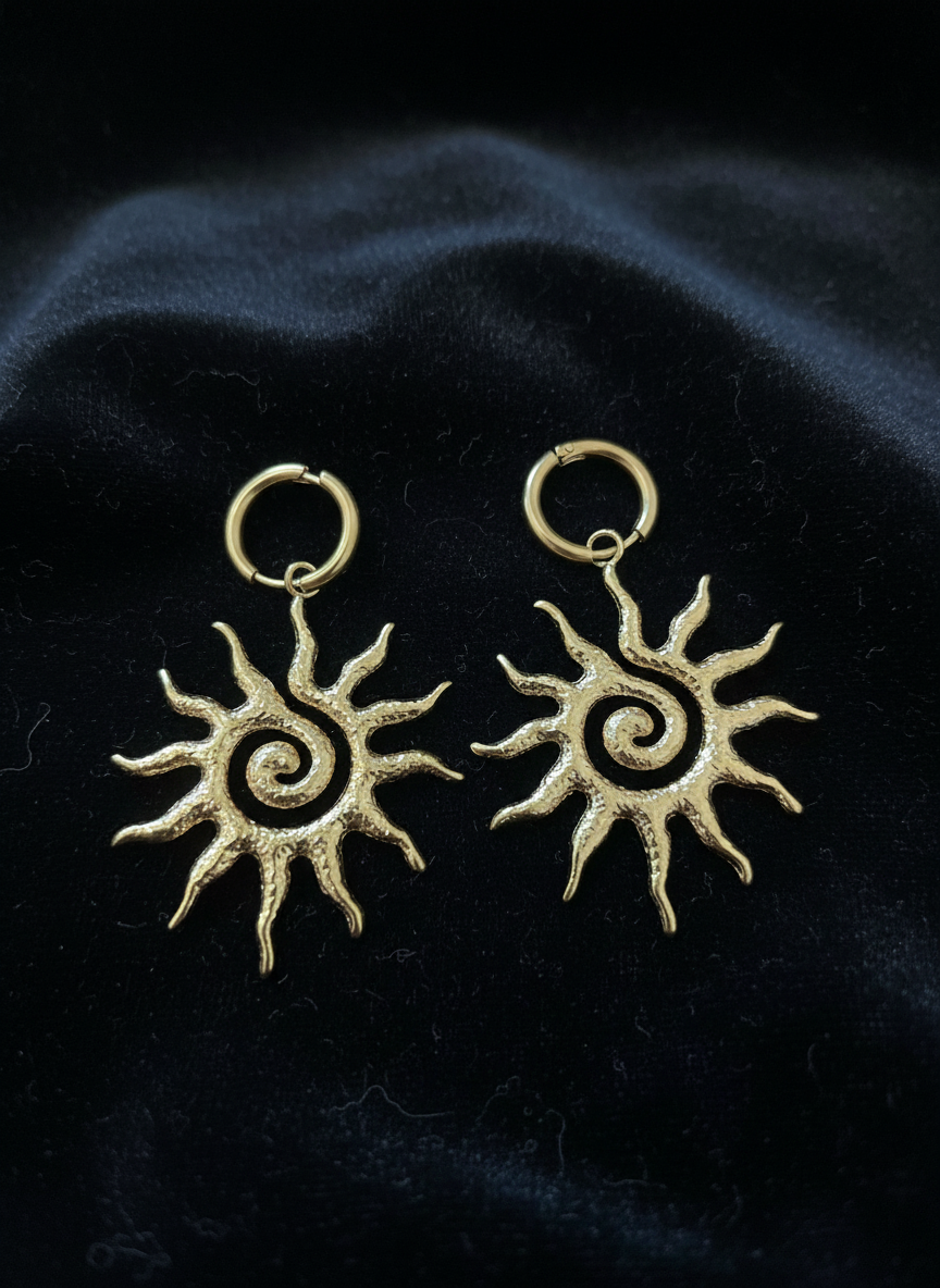 Boucles d'Oreilles Créoles Créateur « Solstice » – Pendentif Soleil & Spirale Doré